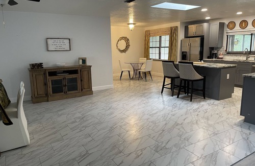Fellowship House | Ideal Home Near WEC: 3 Bedrooms, Office & Family-Friendly