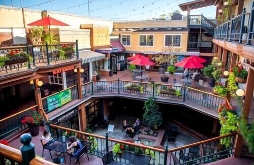 South Hills Apartment | Exceptional Stay at Black Door Studio - Just 5 Min to Campus
