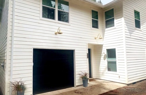 South Hills Apartment | Exceptional Stay at Black Door Studio - Just 5 Min to Campus
