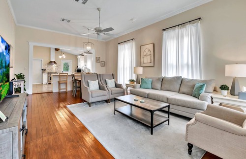 Austin Ave. House | Convenient Stay: 5 Min from Magnolia Silos, Family-Friendly!