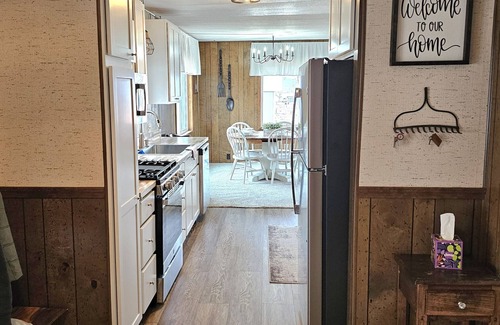 Custer County House | Immaculate Hotel: 5 Min from Town with Family-Friendly Amenities