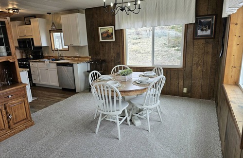 Custer County House | Immaculate Hotel: 5 Min from Town with Family-Friendly Amenities