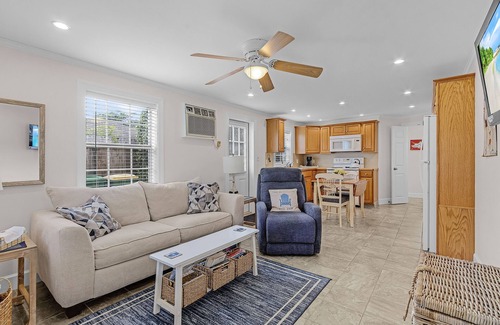 Naples Park House | Beachside Retreat: 5 Min to Shore, Spa & Ocean Views!