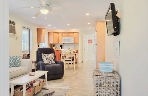 Naples Park House | Beachside Retreat: 5 Min to Shore, Spa & Ocean Views!