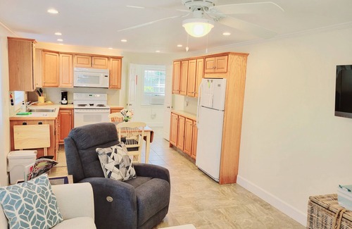 Naples Park House | Beachside Retreat: 5 Min to Shore, Spa & Ocean Views!