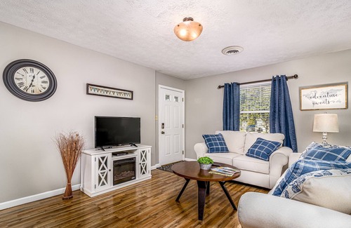 Jefferson City Apartment | Convenient Stay Near C-N University with Extra Parking