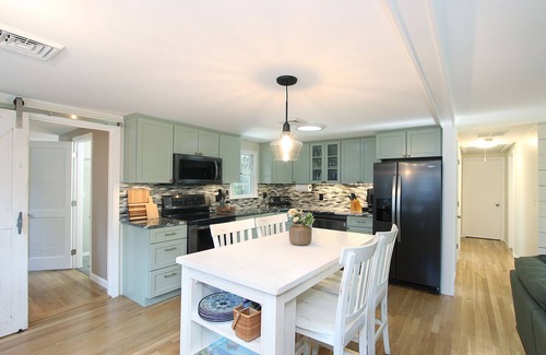 Sandwich House | Idyllic Getaway Near the Beach with Pool and Ocean View