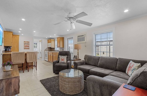 Naples Park House | Coastal Escape: Beaches, Dining & Poolside Relaxation