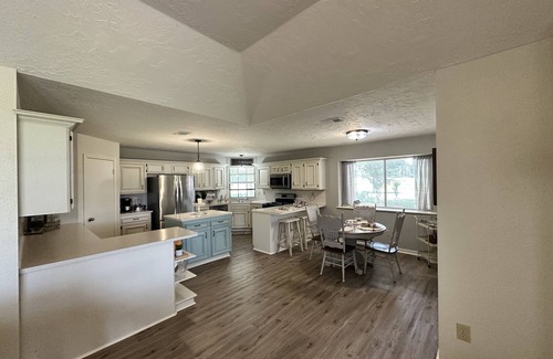 Montgomery House | Ideal Retreat: Minutes to Lake Conroe & Wedding Venues