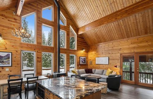 Snoqualmie Pass House | 5-Min to Slopes - 4BR with Private Creek