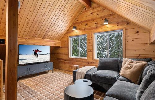 Snoqualmie Pass House | 5-Min to Slopes - 4BR with Private Creek
