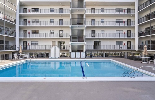 Sunny Isles Beach Apartment | Relaxing 2 Bedroom Apartment Steps from Sunny Isles Beach
