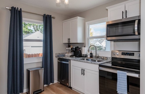 Dayton House | Cozy Cottage Retreat near WPAFB & UD with Pool
