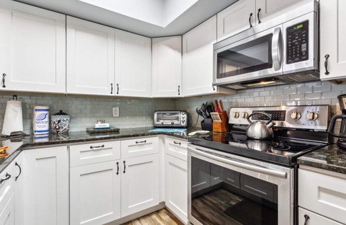 Northeast Virginia Beach Condo | Cozy Ocean Place Condo with Pool, Steps from the Beach