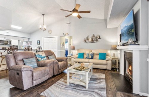 Northeast Virginia Beach Condo | Cozy Ocean Place Condo with Pool, Steps from the Beach