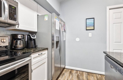 Northeast Virginia Beach Condo | Cozy Ocean Place Condo with Pool, Steps from the Beach