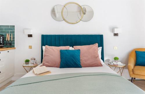 Maenporth House | 5 min walk to beach with parking and private sauna