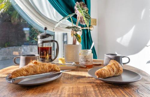Maenporth House | 5 min walk to beach with parking and private sauna