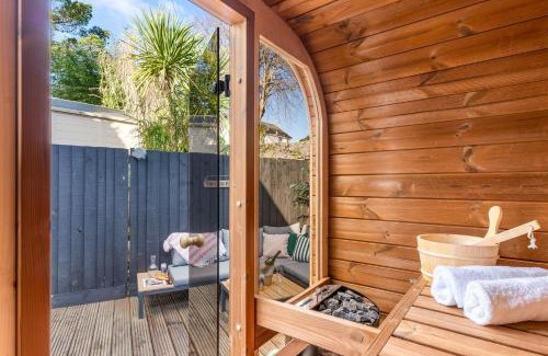 Maenporth House | 5 min walk to beach with parking and private sauna