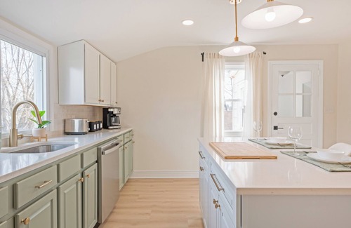 Little Ferry House | 5 Min Walk to Bus to NYC, In-Unit Laundry, Parking, Newly Renovated, Modern