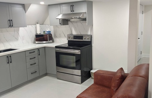Oakville House | Cozy Basement Retreat Steps from Sheridan - Family Friendly