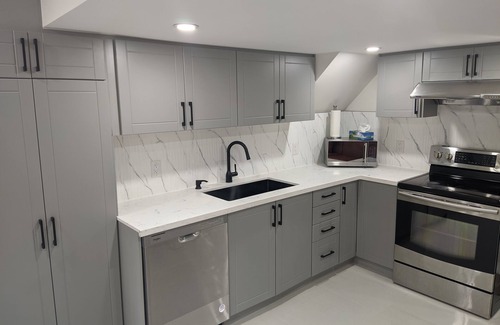 Oakville House | Cozy Basement Retreat Steps from Sheridan - Family Friendly