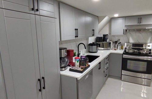 Oakville House | Cozy Basement Retreat Steps from Sheridan - Family Friendly