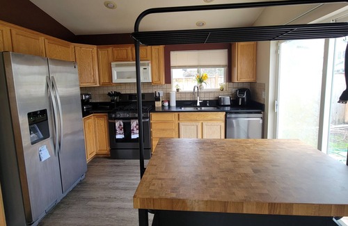 Bethel-Danebo House | Convenient Stay Near Eugene Airport with Spa and Breakfast
