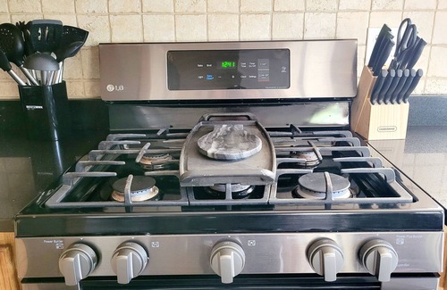 Bethel-Danebo House | Convenient Stay Near Eugene Airport with Spa and Breakfast