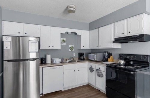 Norwood House | 5 Mins from Uptown & Near Airport- Norwood Nest