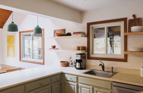Highmount Cabin | 5 mins to Belleayre Skiing - 3-bdrm with Hot Tub