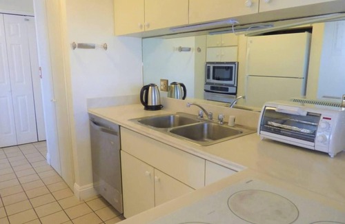 McCully - Moiliili Condo | Perfect Family Retreat: 5 Mins to Beach with Ocean Views