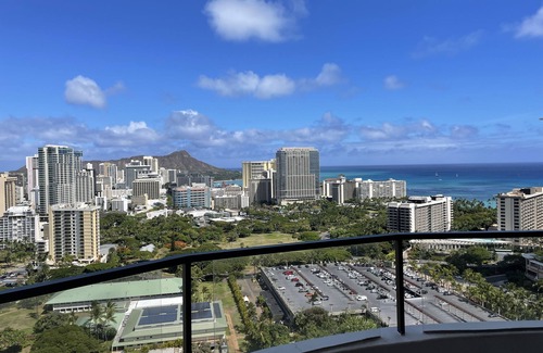 McCully - Moiliili Condo | Perfect Family Retreat: 5 Mins to Beach with Ocean Views