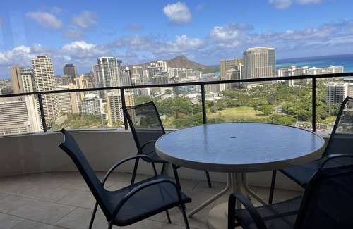 McCully - Moiliili Condo | Perfect Family Retreat: 5 Mins to Beach with Ocean Views