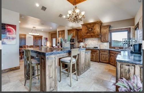 Cookson House | Ideal Lake View Retreat Just 5 Minutes from the Water!