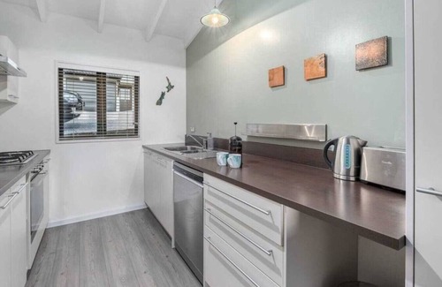 Queenstown City Centre Apartment | Scenic 2 Bedroom Apartment Near Town with Great Amenities