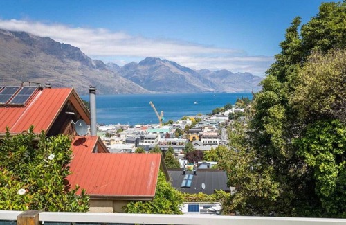 Queenstown City Centre Apartment | Scenic 2 Bedroom Apartment Near Town with Great Amenities