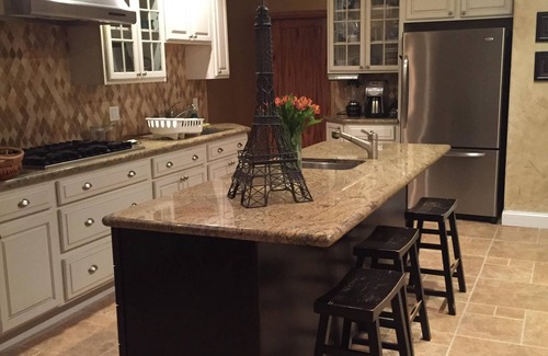 Mission Terrace Apartment | Convenient Hotel Steps from Buses & BART with Pool
