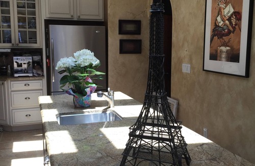 Mission Terrace Apartment | Convenient Hotel Steps from Buses & BART with Pool