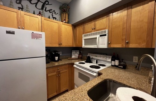 Stratton Mountain Condo | Cozy Retreat Near Lifts & Stratton Village with Fireplace