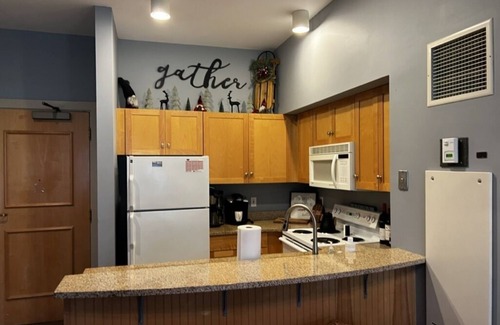 Stratton Mountain Condo | Cozy Retreat Near Lifts & Stratton Village with Fireplace
