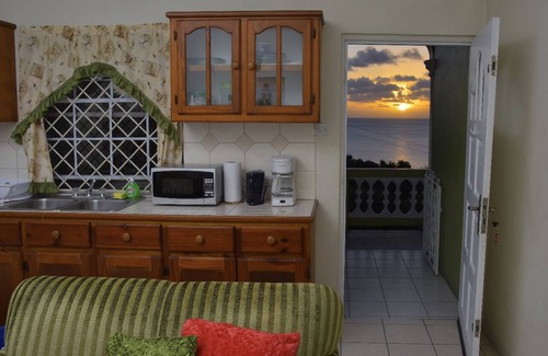 Corinthe Apartment | Cozy Getaway Steps from Marisule Beach with Ocean Views