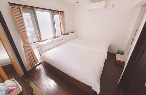 Kita House | Convenient Access to City with Private Bath & Free WiFi