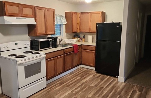 Mineral Wells House | Convenient Four Bedroom Home Near Downtown with Hot Tub