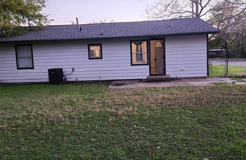 Mineral Wells House | Convenient Four Bedroom Home Near Downtown with Hot Tub