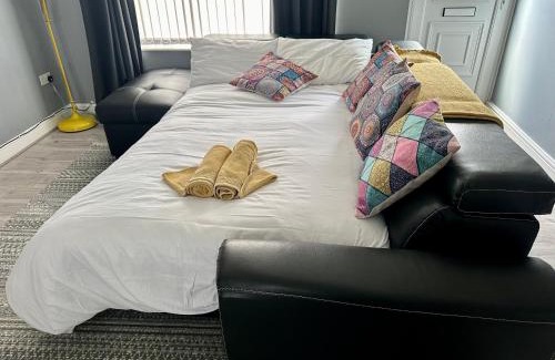 Bramcote House | Stylish Home with King or Twin Beds - Child Friendly Stay