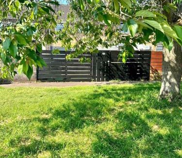 Bramcote House | Stylish Home with King or Twin Beds - Child Friendly Stay