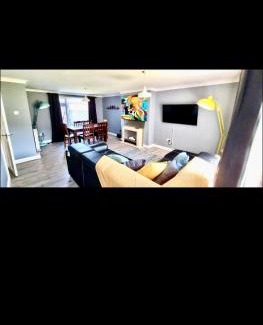 Bramcote House | Stylish Home with King or Twin Beds - Child Friendly Stay