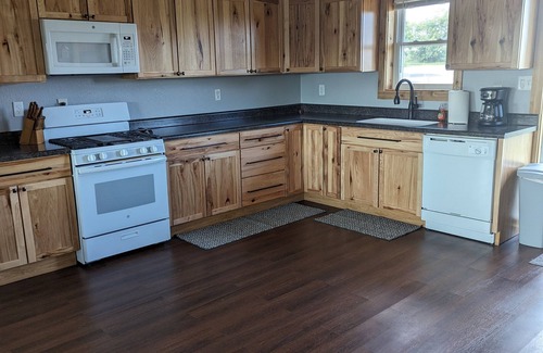 Columbia House | Convenient Getaway: Pet Friendly & Minutes from Rathbun Lake