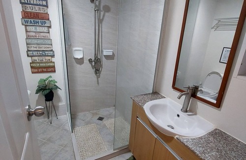 Mactan Export Processing Zone Condo | Convenient 1 Bedroom with Balcony, Minutes from Airport